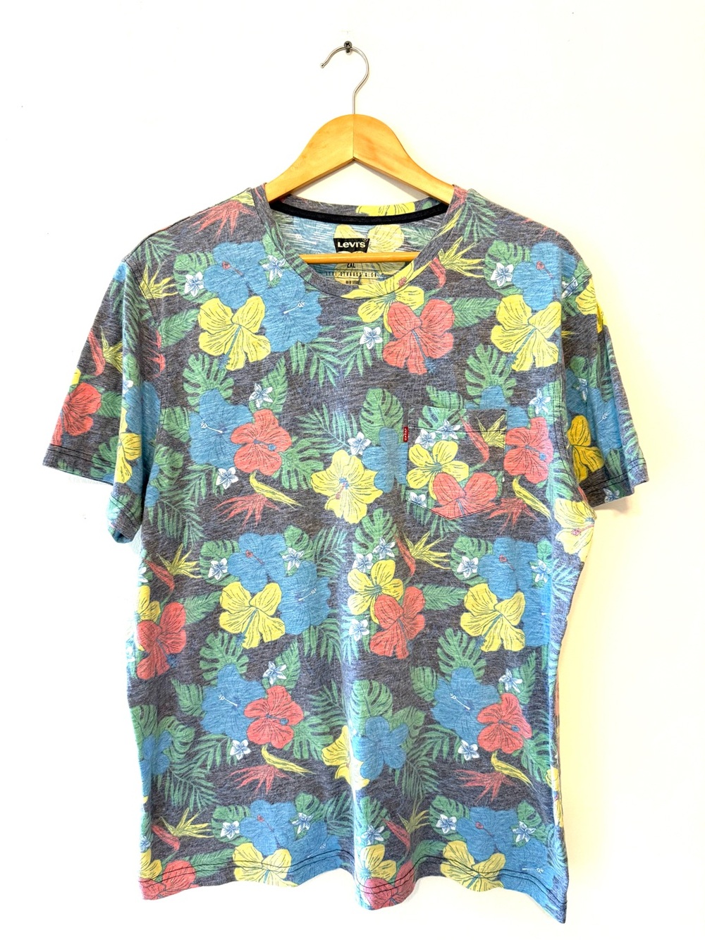Levi’s Men’s Tropical Hibiscus Floral Pocket T-Shirt - Size 2XL Cruise Vacation